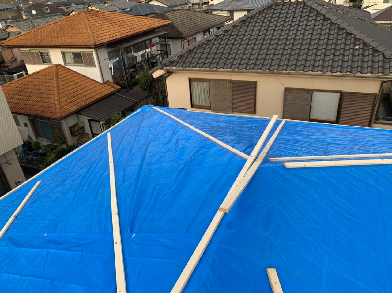 生駒市で雨樋設置と新しい屋根材コロニアルクァッド設置で大屋根完成